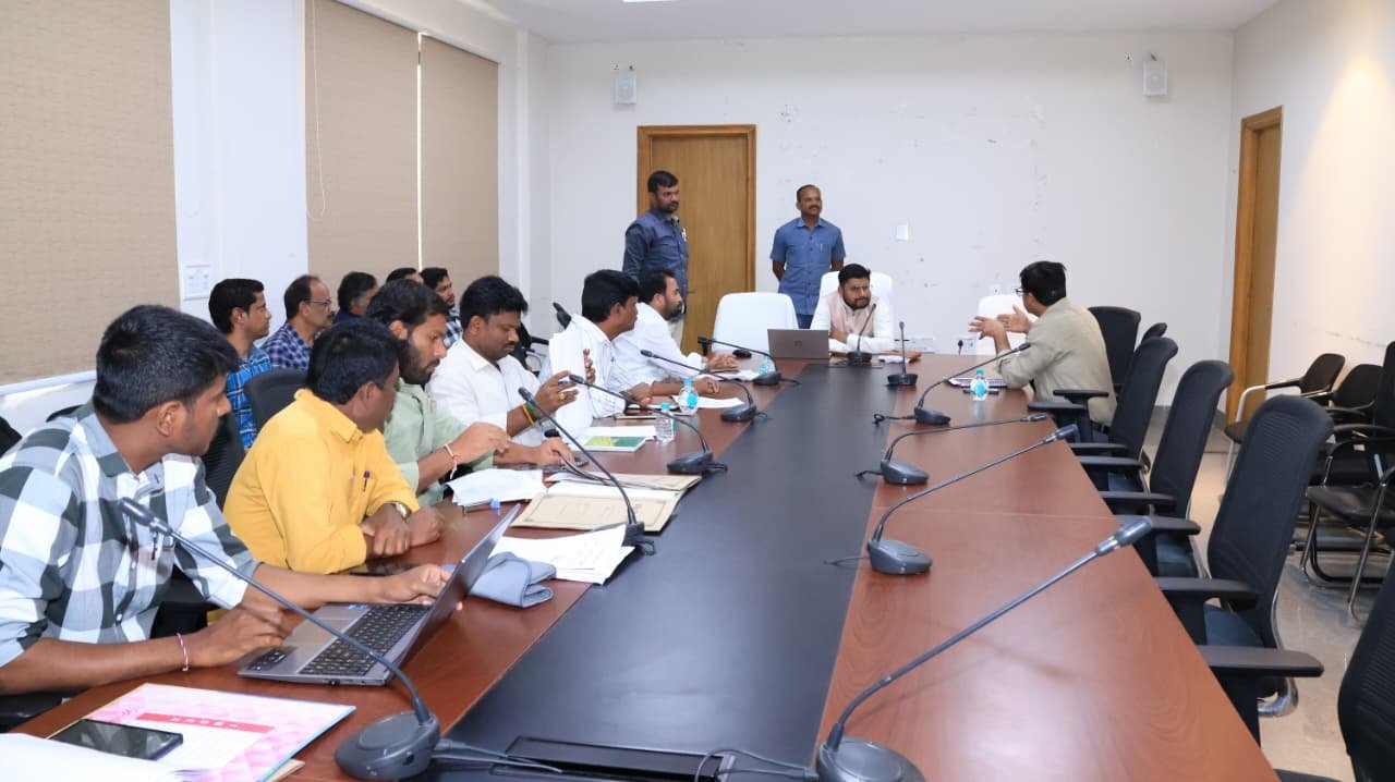 త్వరలో జరగనున్న మున్సిపల్‌ ఎన్నికల నిర్వహణకు అధికారులు ఏర్పాట్లను సజావుగా చేయాలనీ జిల్లా కలెక్టర్ రిజ్వాన్  బాషా షేక్ అన్నారు 